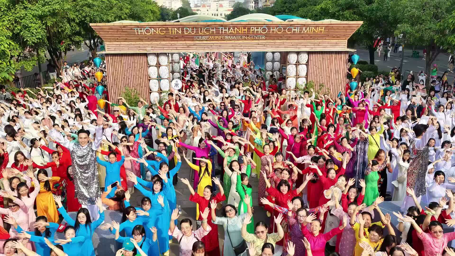 Màn đồng diễn áo dài của hàng nghìn phụ nữ tại phố đi bộ Nguyễn Huệ