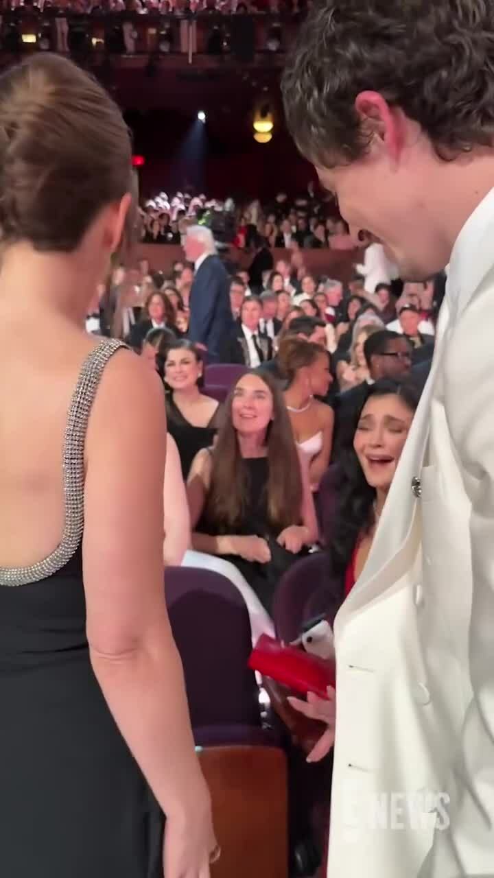 Màn tương tác của Kylie Jenner và chị gái bạn trai ở Oscar gây bàn tán