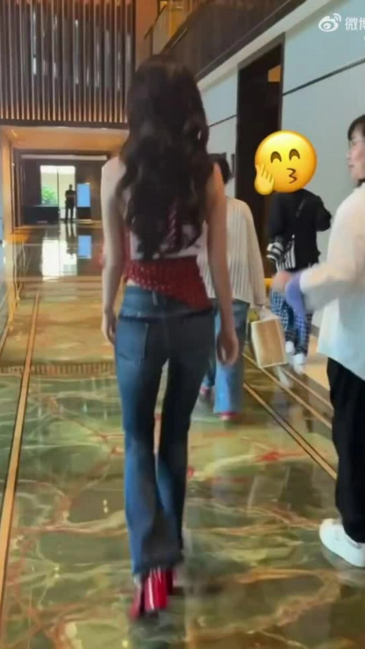 Mạnh Tử Di khoe eo thon nuột nà