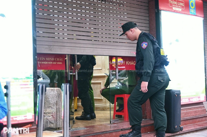 mdu3lthomy1-clgs7wephl2-g2l1v7bfg53 Lực lượng công an, cảnh sát cơ động xuất hiện bên trong và phía ngoài cơ sở Bảo Tín Minh Châu số 29 Trần Nhân Tông. Ảnh: Dân Trí