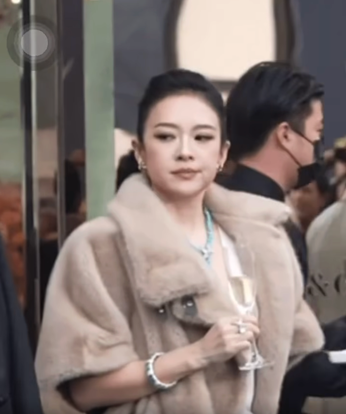 Chương Tử Di được bắt gặp có biểu cảm cau có, 'liếc xéo' khi Đường Yên đứng vị trí trung tâm. Ảnh chụp màn hình