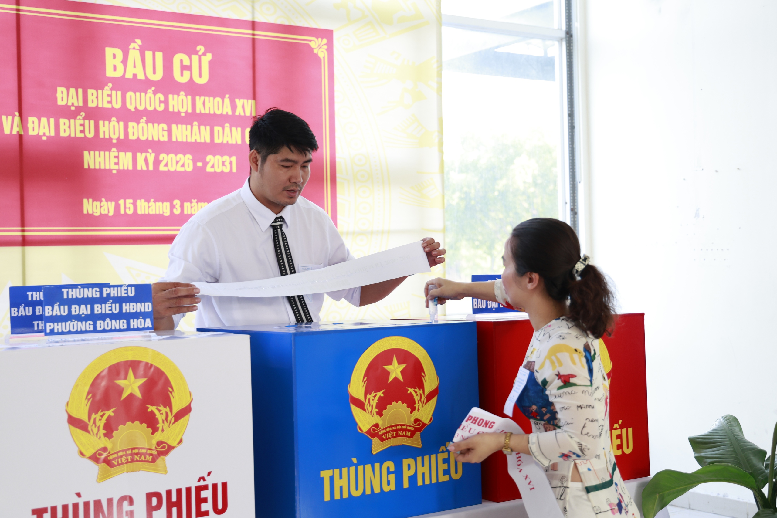 22.000 sinh viên ở ký túc xá ĐH Quốc gia TP.HCM đi bầu cử, nhiều bạn lần đầu cầm lá phiếu - Ảnh 1.