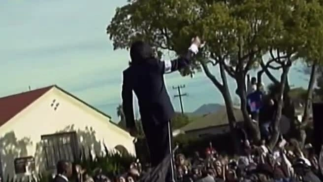 Michael Jackson nhảy lên nóc xe cảm ơn biển người hâm mộ bên ngoài tòa án