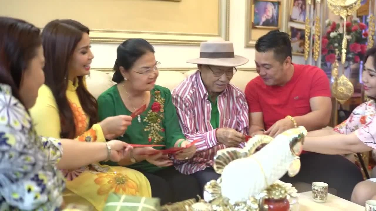 MV 'Câu chuyện đầu năm' - Lý Hương