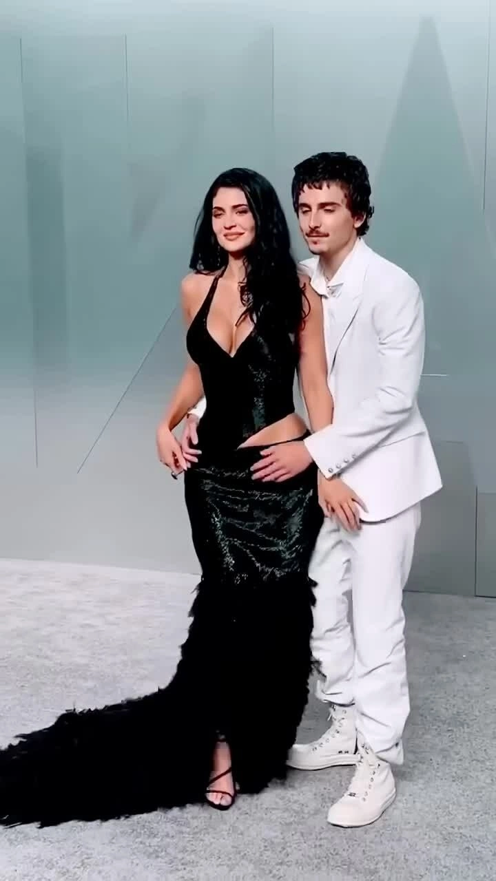 Mỹ nhân Hollywood đua nhau hở bạo tại tiệc hậu Oscar