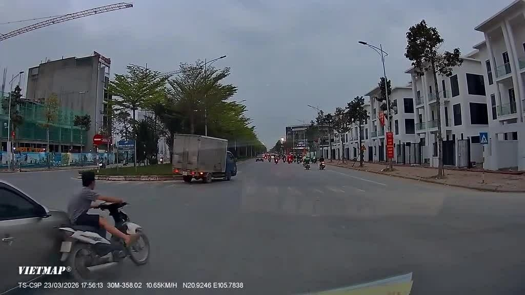 Nam thanh niên đi xe máy đâm liên tiếp hai ôtô tại ngã tư