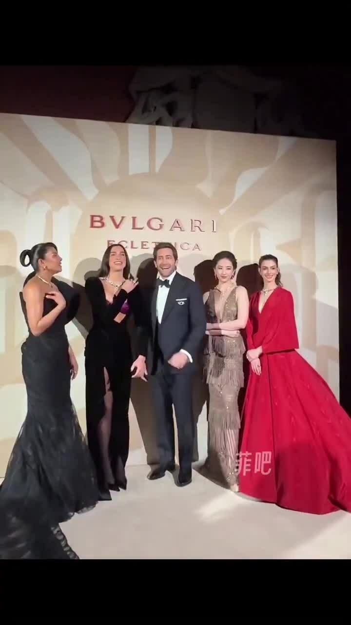 'Nàng thơ phương Đông' Lưu Diệc Phi đọ sắc Anne Hathaway