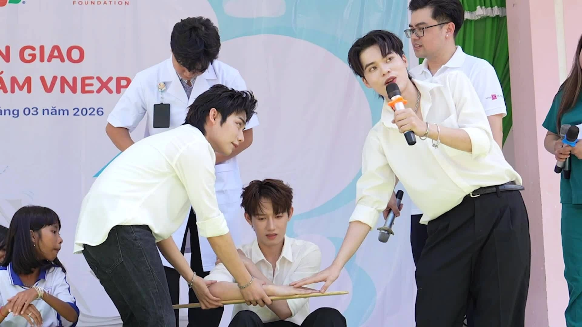 Nghệ sĩ sơ cứu. Video: Công Khang - Trung Kiên