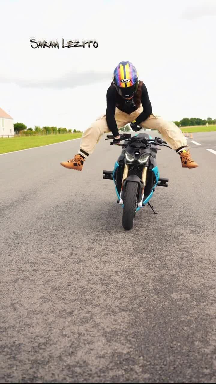 Người đẹp chuyên lái môtô mạo hiểm thành ngôi sao đóng thế