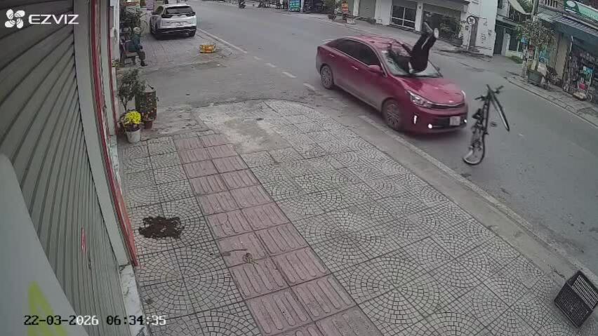 Người đi xe đạp bị húc bay lên nắp ca pô