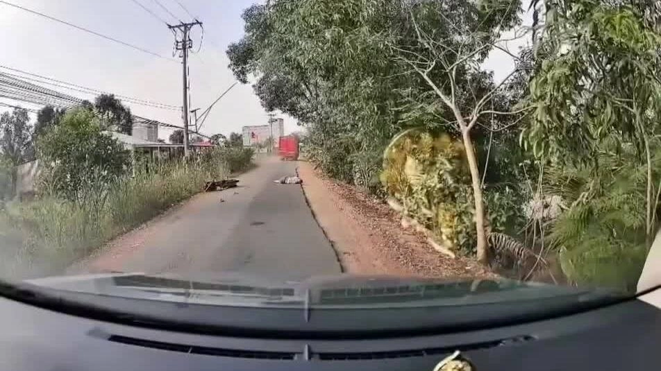 Người đi xe máy trượt ngã vào gầm xe tải