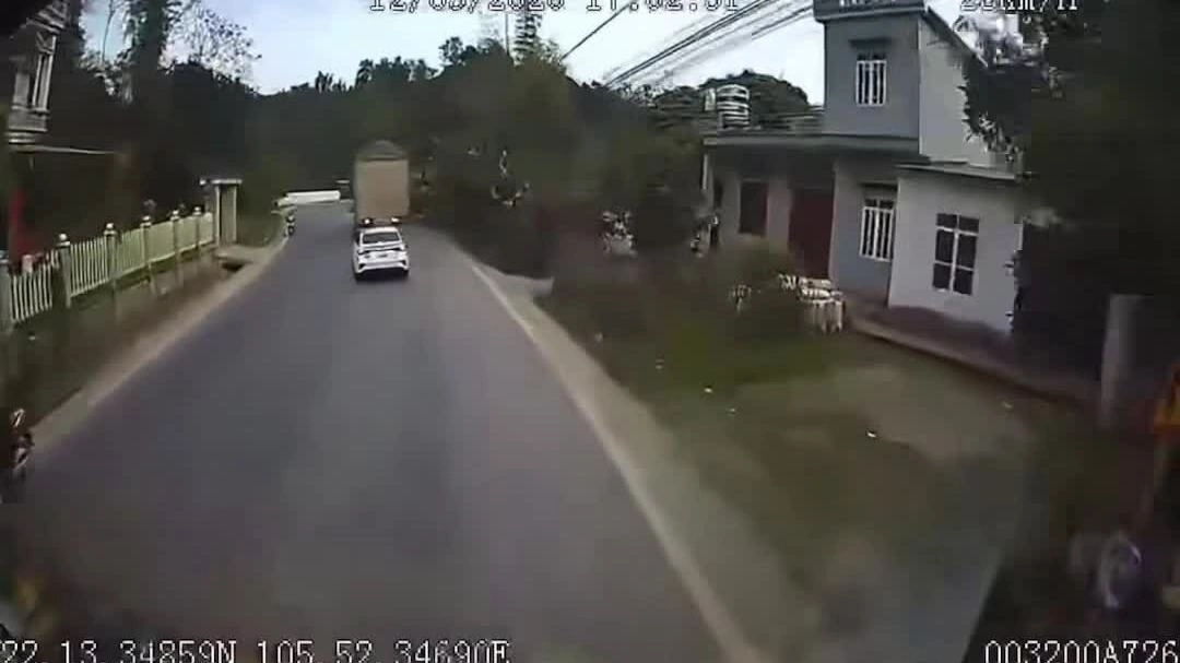 Người đi xe máy vượt ẩu bị xe tải không nhường đường đâm