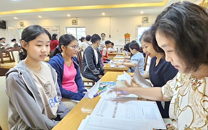 Phụ huynh TP.HCM bỏ 64 triệu đồng 'giữ chỗ' cho con để 'chống trượt' trường công - Ảnh 3.