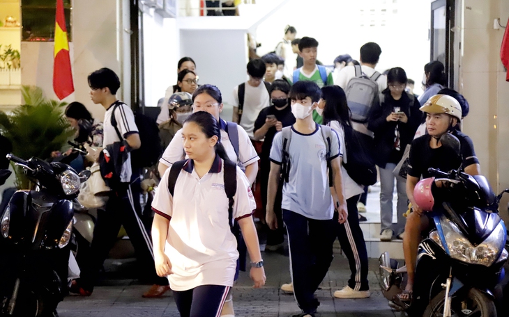 Dạy thêm, học thêm: Siết vẫn 'nóng' vì gốc rễ là thi cử và bằng cấp - Ảnh 2.