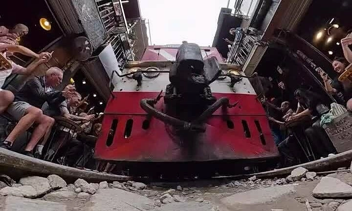 Nhân viên quán cà phê đặt máy quay lên đường ray