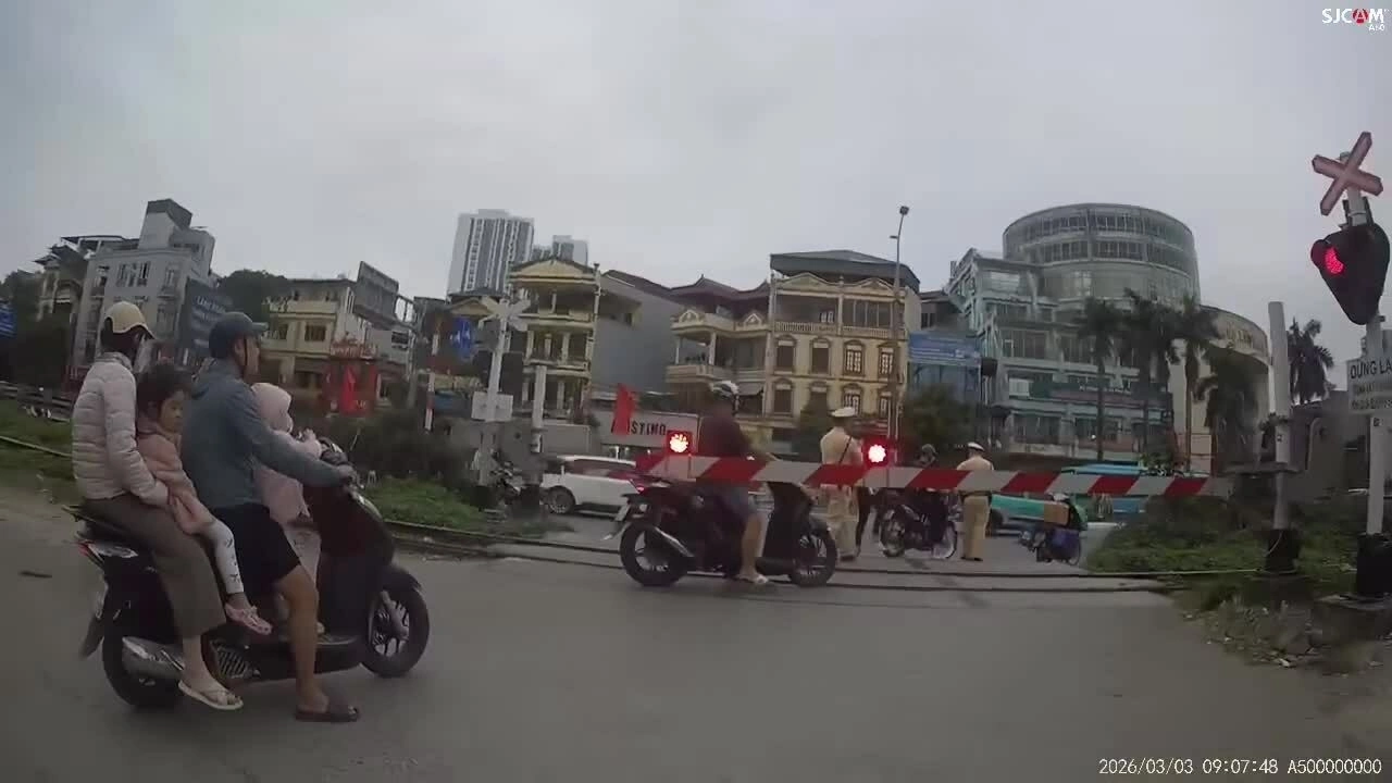 Loạt xe máy cố vượt barie đường tàu