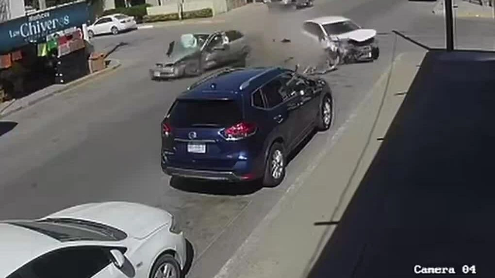 Nữ tài xế văng khỏi ôtô vì không thắt dây an toàn