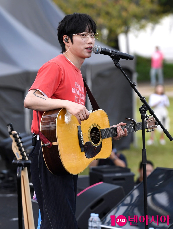 Nam ca sĩ diễn hết concert rồi hoàn toàn bộ tiền vé cho khán giả, lý do gây bất ngờ Ảnh 1