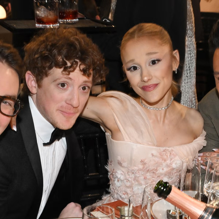 Ariana Grande 'đập tan' nghi vấn chia tay bạn trai Ảnh 3