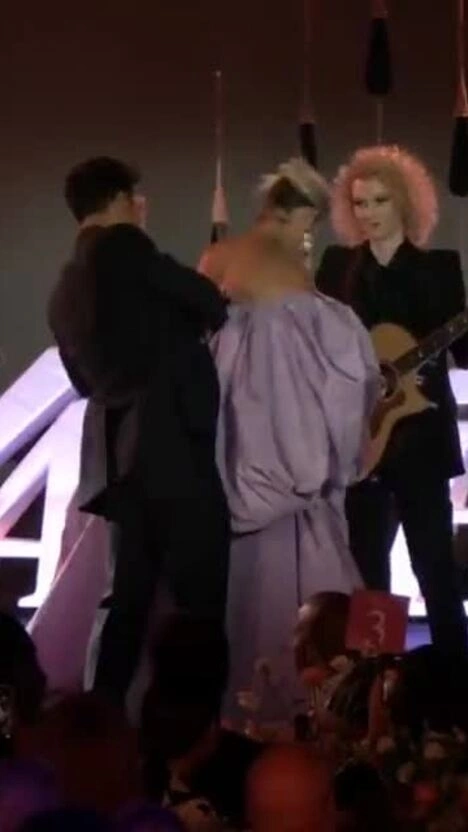 Orlando Bloom lên sân khấu chỉnh váy cho Katy Perry