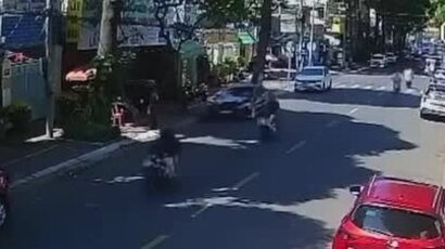 Ôtô chẹt lên một người đi bộ