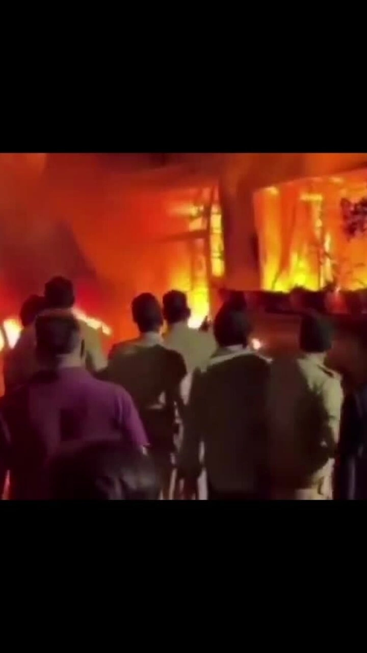 Ôtô điện bốc cháy khi đang sạc, 8 người trong gia đình tử vong