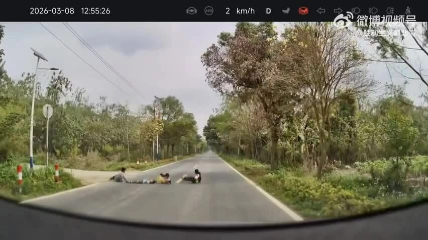 Ôtô suýt cán qua 4 đứa trẻ nằm dài giữa đường