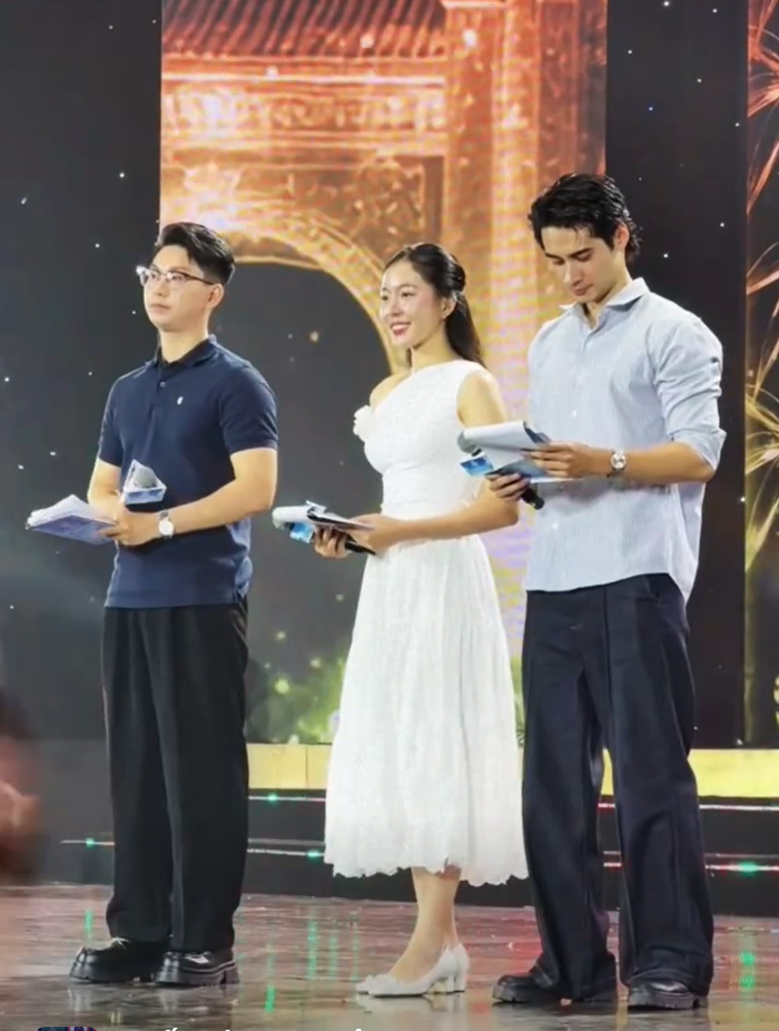 pa0bnk42wu1-jio1dgr6ko2-7i3b5di0eb3 Cận cảnh 3 MC tổng duyệt cho buổi Chung khảo tối nay. Ảnh: FBNV