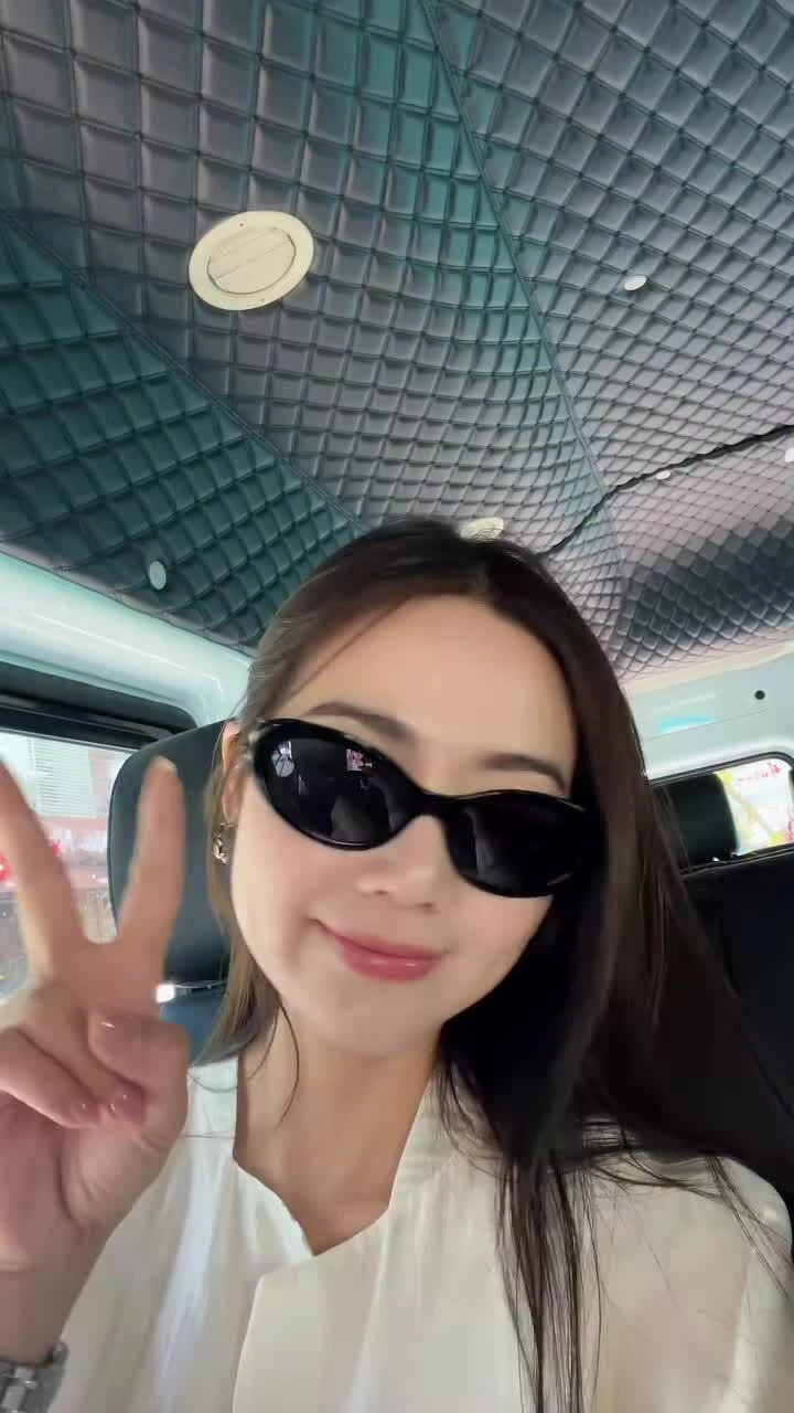 Phan Minh Huyền khoe body đồng hồ cát ở resort 5 sao