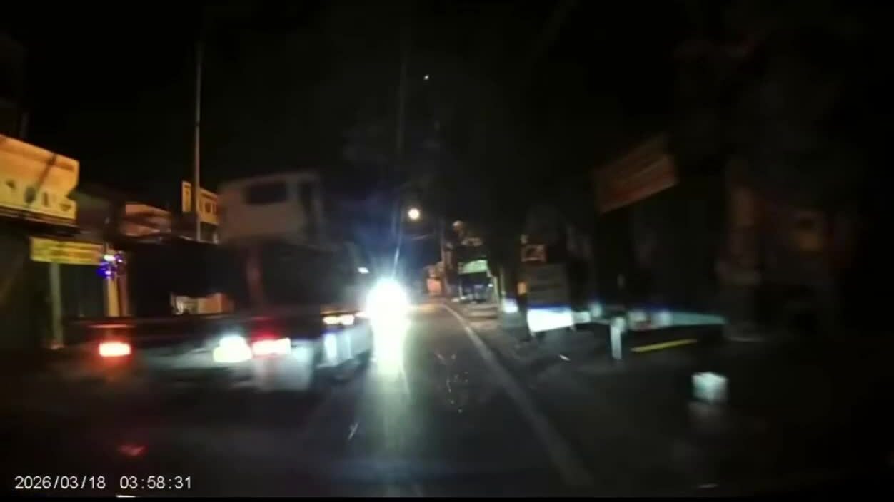 Phóng tốc độ cao trong đêm, xe thớt húc bay xe con