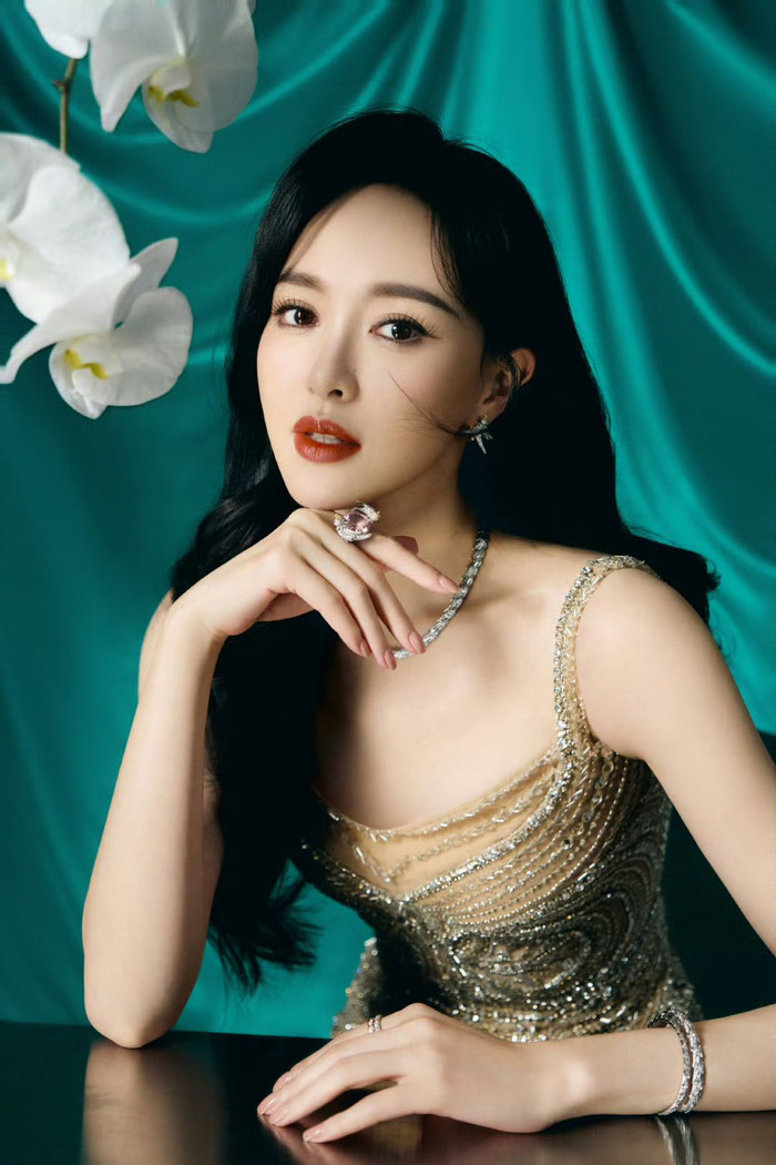 Đường Yên hiện vẫn giữ im lặng về nghi vấn tranh vị trí trung tâm của Chương Tử Di. Ảnh: Weibo