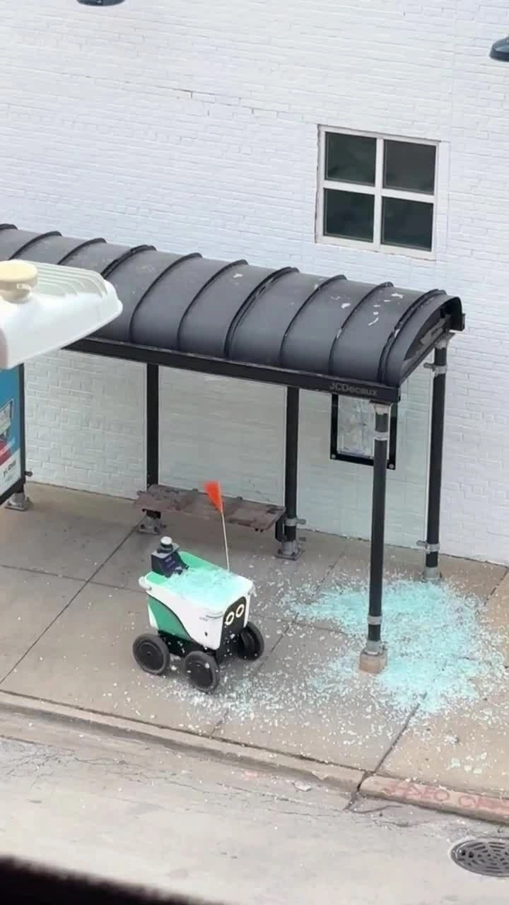 Robot giao hàng húc vỡ cửa kính bến xe buýt