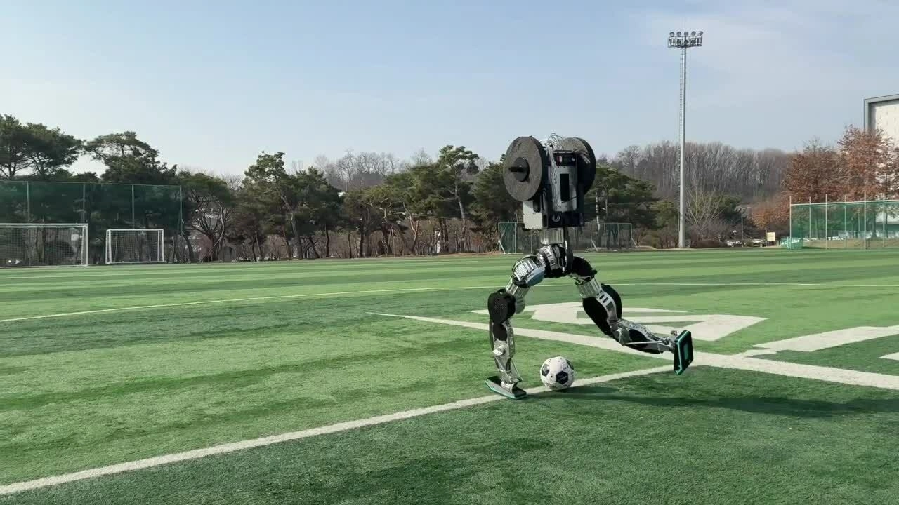 Robot hình người Hàn Quốc biểu diễn nhảy moonwalk, đá bóng