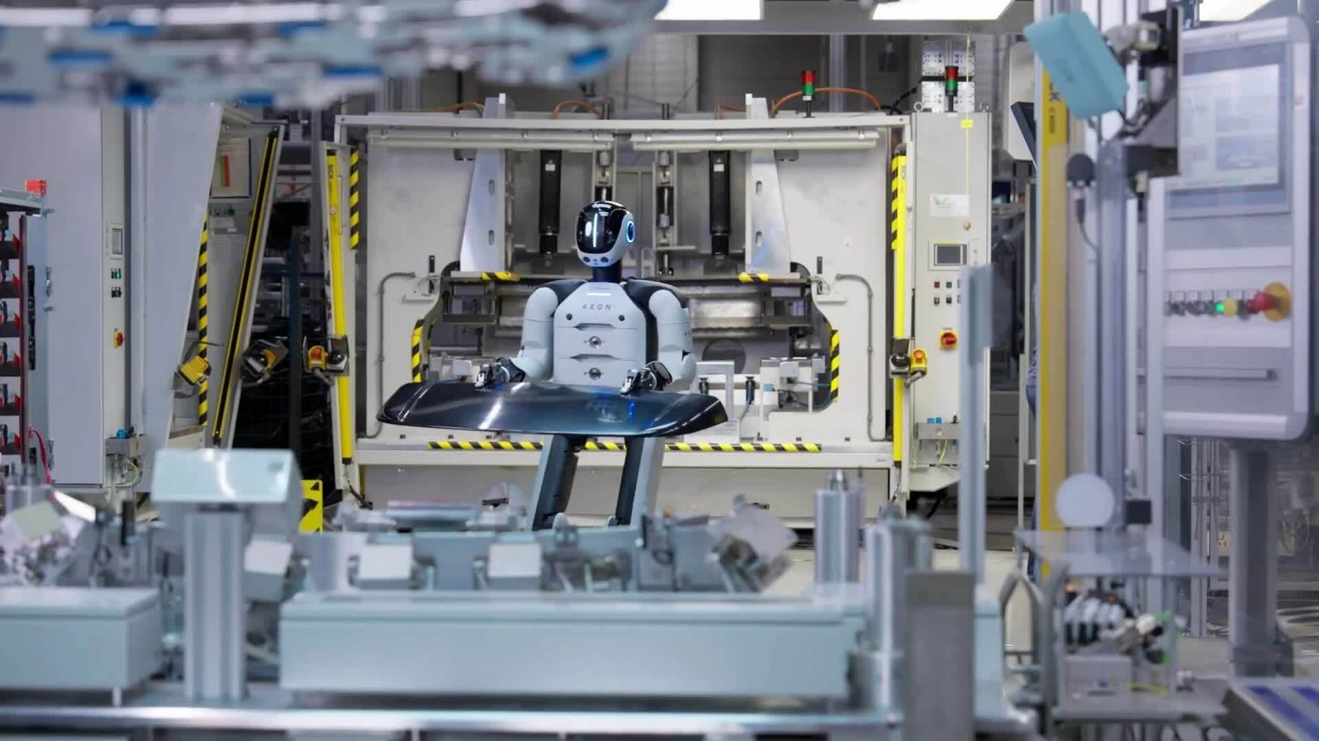 Robot hình người lắp ráp pin xe điện