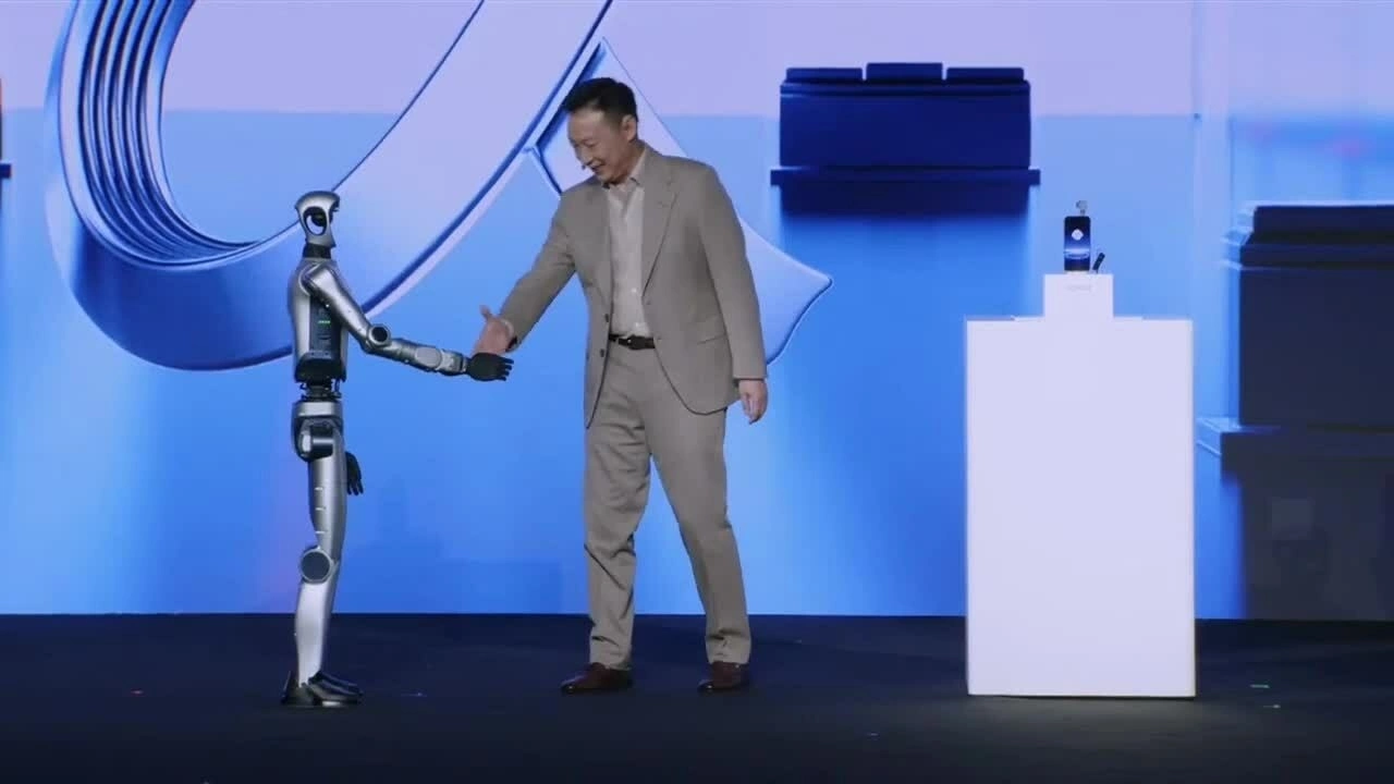 Robot Phone của Honor trình diễn trên sân khấu