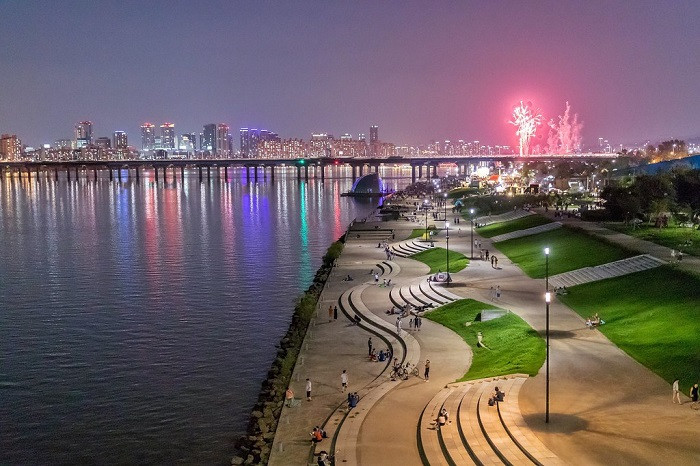 rrtkpfo43d1-mwprxhdel52-ikeacd0nlk3 Du khách dạo chơi bên sông Hàn