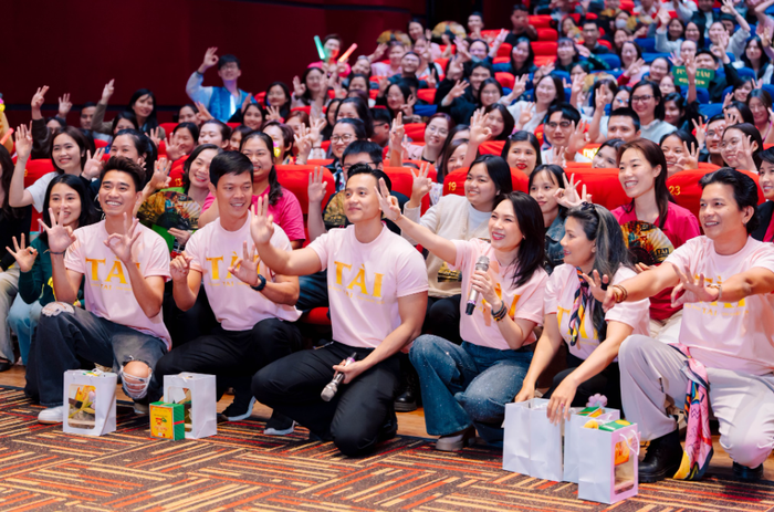 rsq6fn0bfx1-k1m9rck0y72-rpdkgdhzja3 Đoàn phim Tài giao lưu khán giả trong các buổi cinetour tại nhiều tỉnh thành