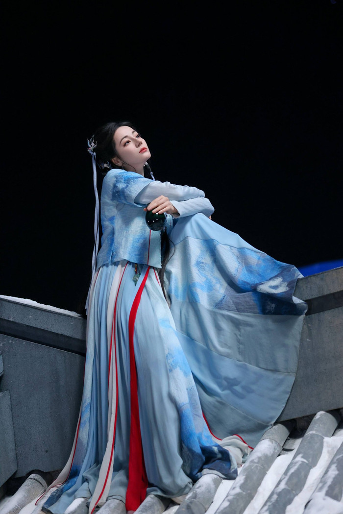 rz8za3ecm81-h6zpi91znf2-y91hliirbg3 Hiện, Địch Lệ Nhiệt Ba đang là cái tên nhận được sự chú ý từ khán giả.