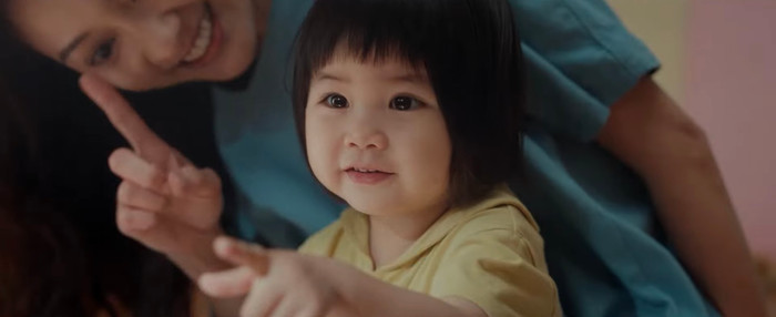 Hình ảnh bé Vân Hy hồn nhiên giữa tình yêu thương của những 'người mẹ' đặc biệt trong trại giam. - Ảnh: NSX