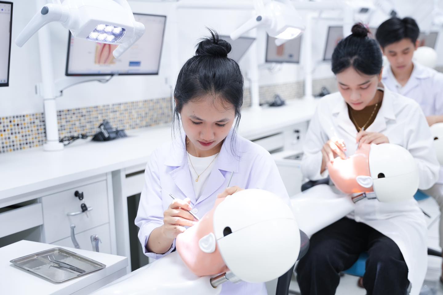 Nhiều trường xét tuyển môn tin học, giáo dục kinh tế và pháp luật cho ngành y khoa - Ảnh 1.