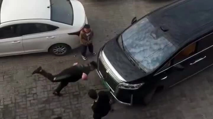 Tài xế điên cuồng lao đầu vào xe đối thủ sau va chạm