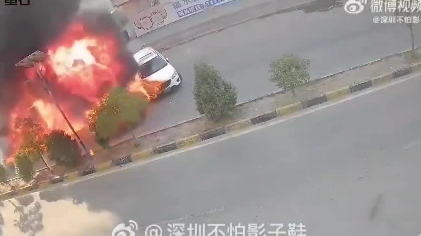 Tài xế gây khó hiểu khi ôtô suýt bị lửa thiêu rụi