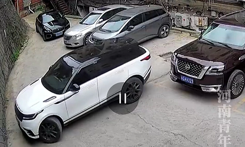 Tài xế lùi xe rơi trúng hai ôtô khác