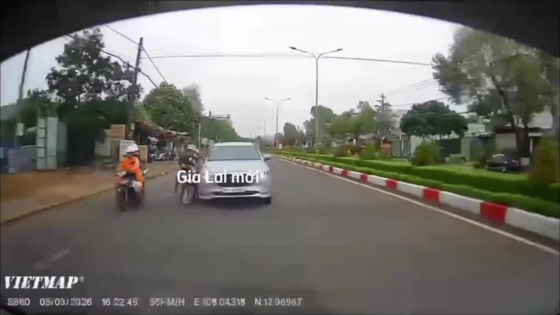 Tài xế tông ngã hai người đi xe máy rồi bỏ chạy