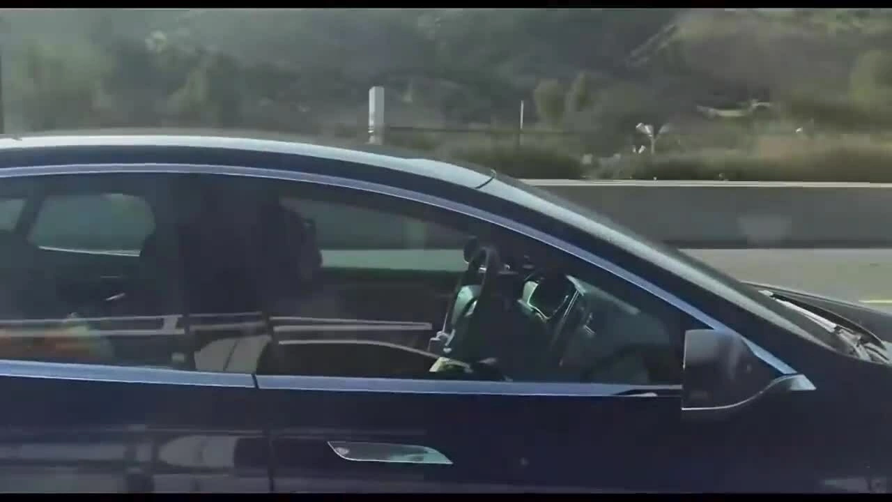 Tài xế xe Tesla nằm ngủ mặc ôtô tự lái trên cao tốc