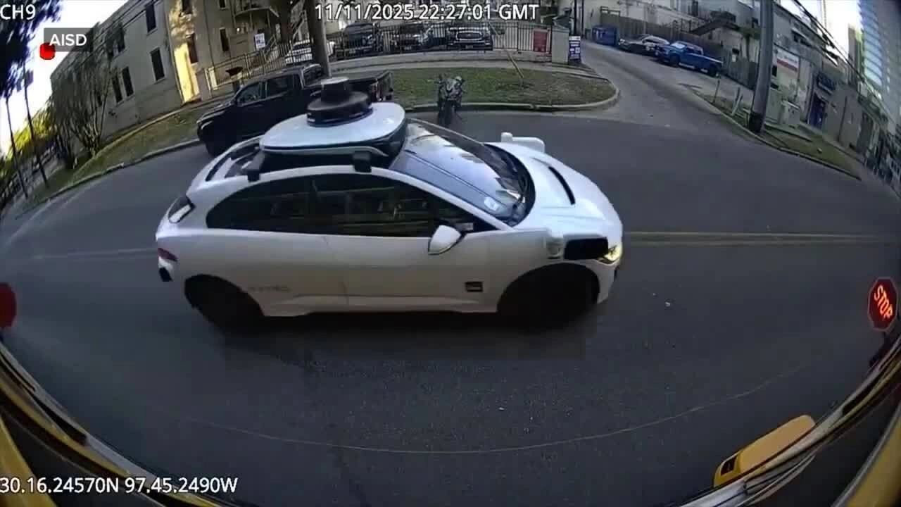 Taxi tự lái liên tiếp vi phạm luật cấm vượt xe buýt chở học sinh