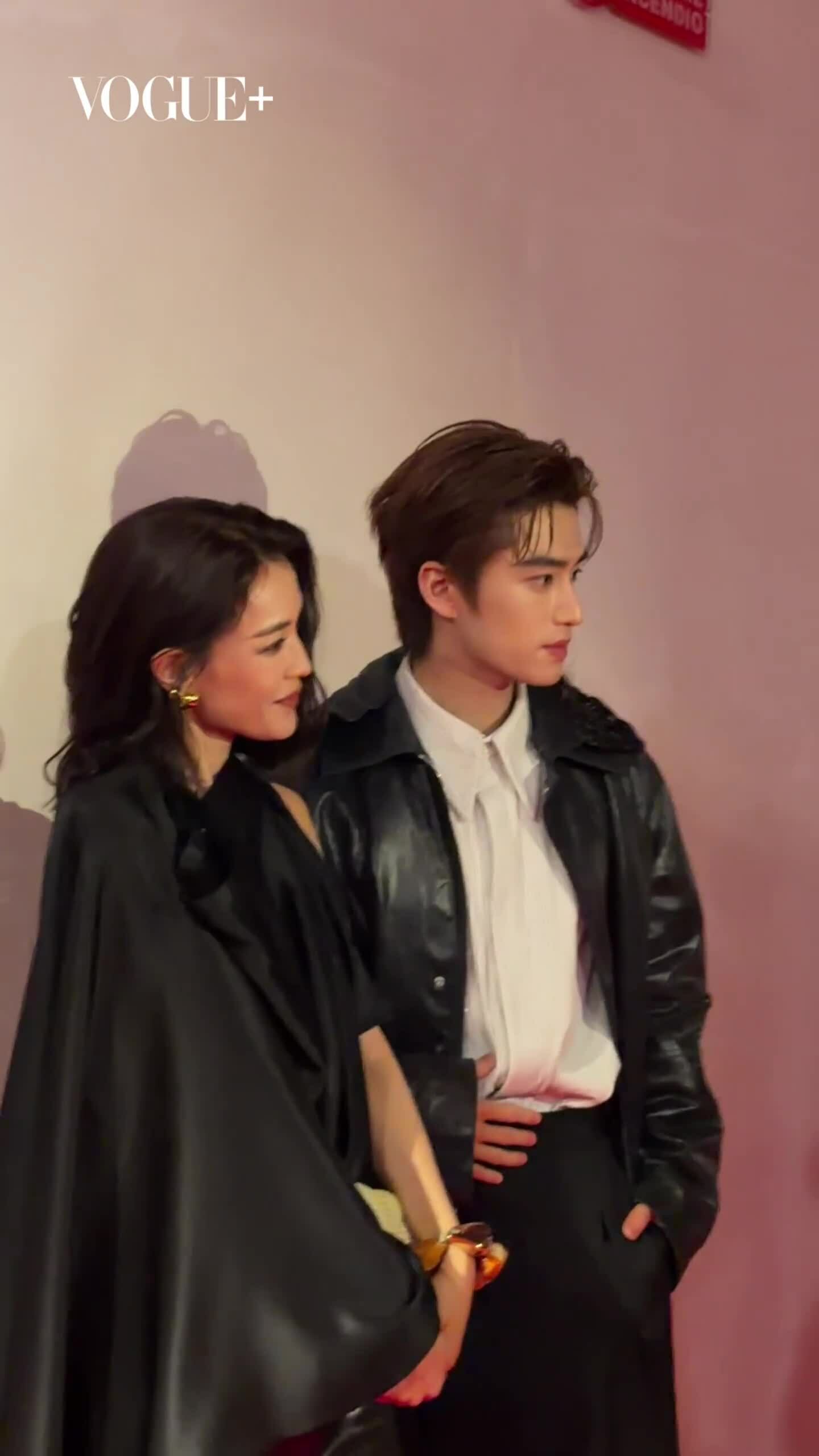 Thư Kỳ chụp cùng Khang Nhạc