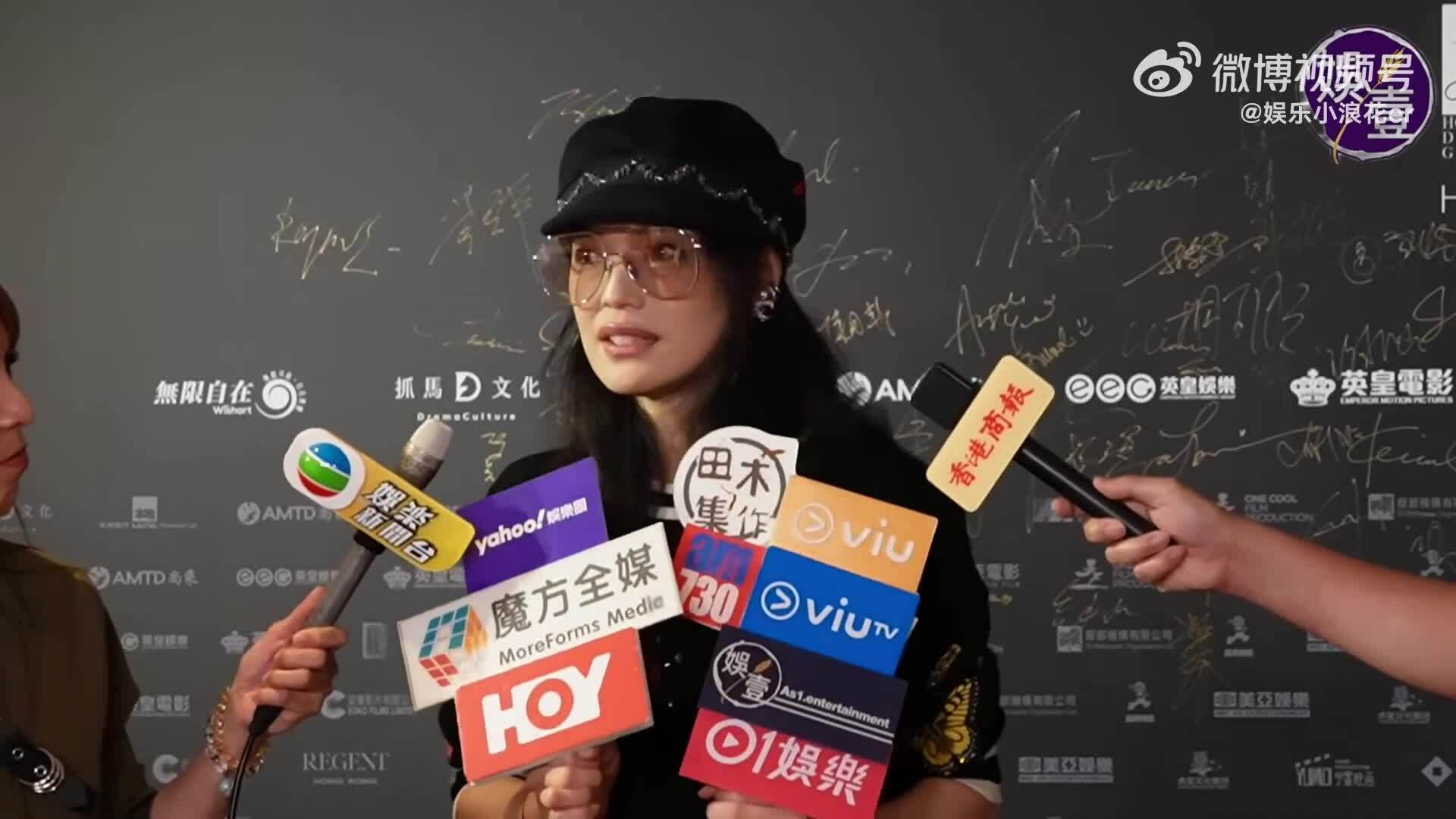 Thư Kỳ giao lưu phóng viên