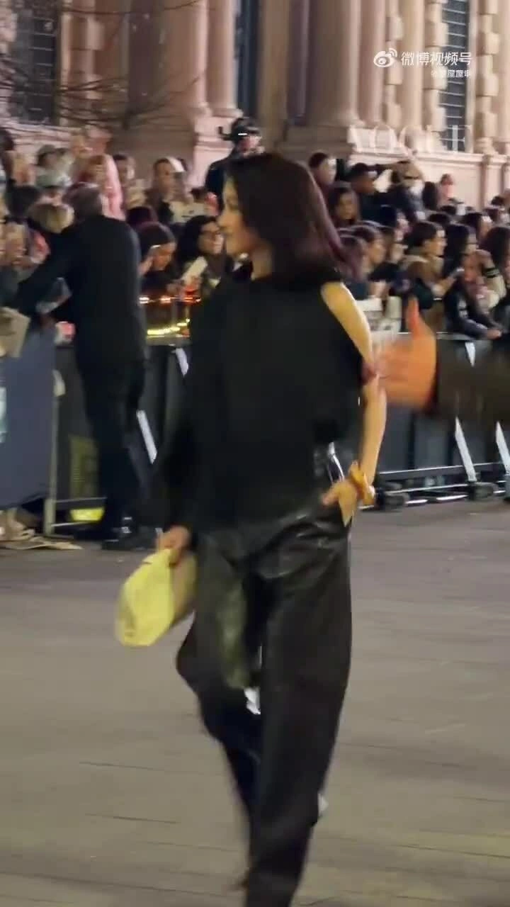 Thư Kỳ khiến fan hét hò khi diện phong cách 'nữ tổng tài' ở Milan