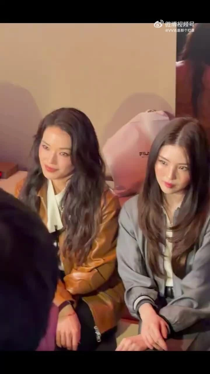 Thư Kỳ xem thời trang cùng Han So Hee